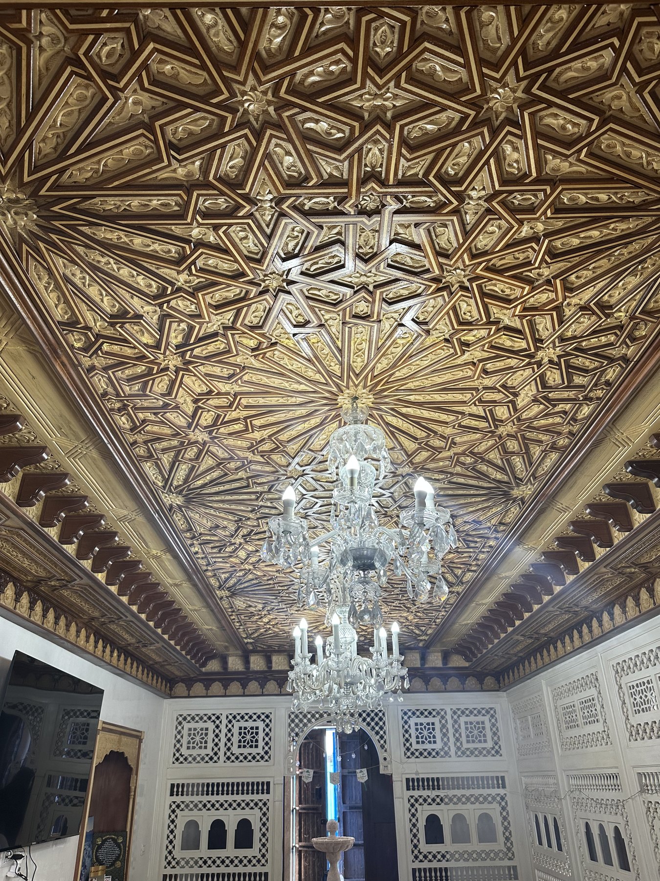Plafond en bois sculpté avec lustres