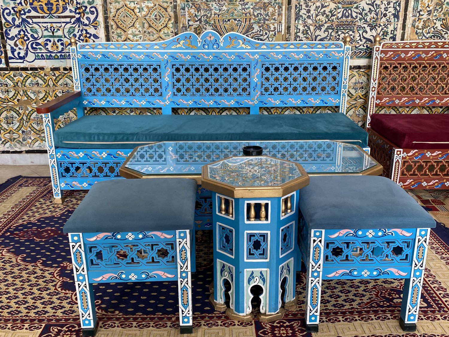 Banquette bleue peinte avec table et tabourets assortis