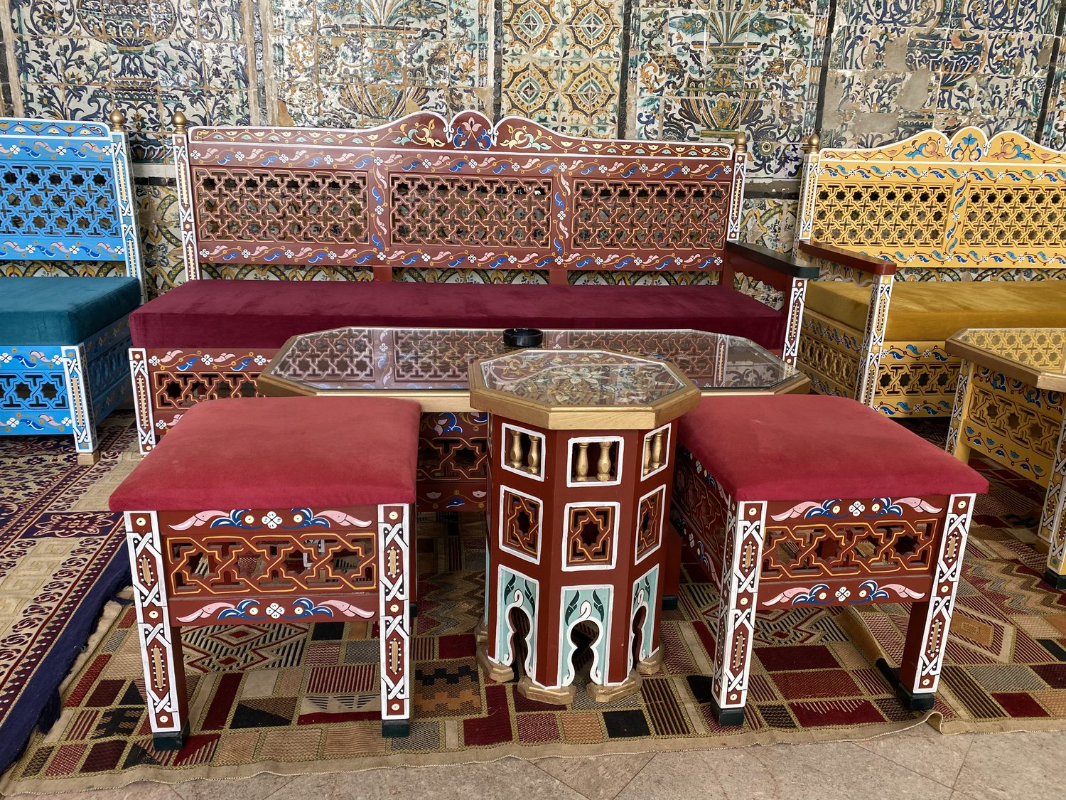 Banquette grenat peinte avec table et tabourets assortis
