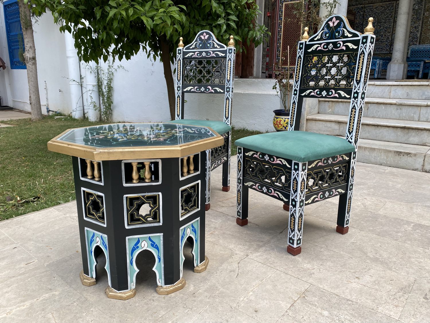 Table et chaises peintes avec assises vertes