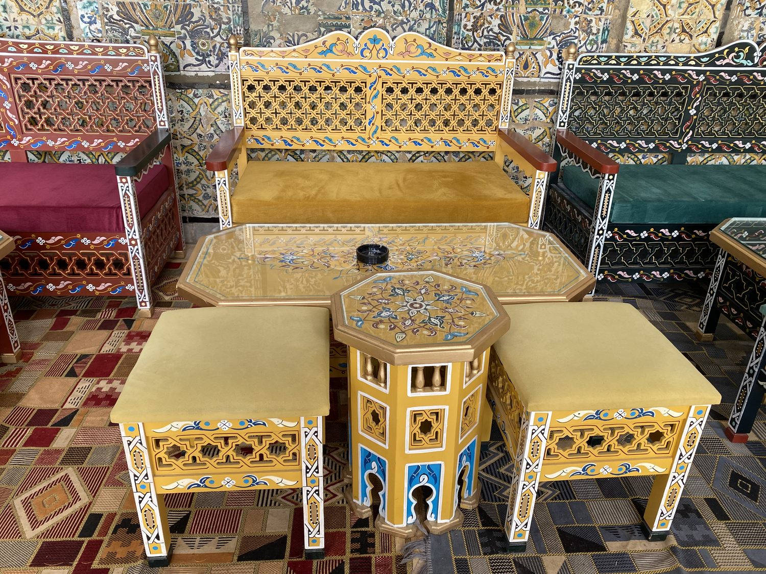 Banquette jaune peinte avec table et tabourets assortis