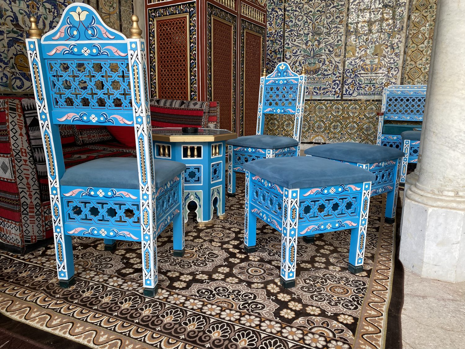 Fauteuil bleu et table basse peints dans un coin salon