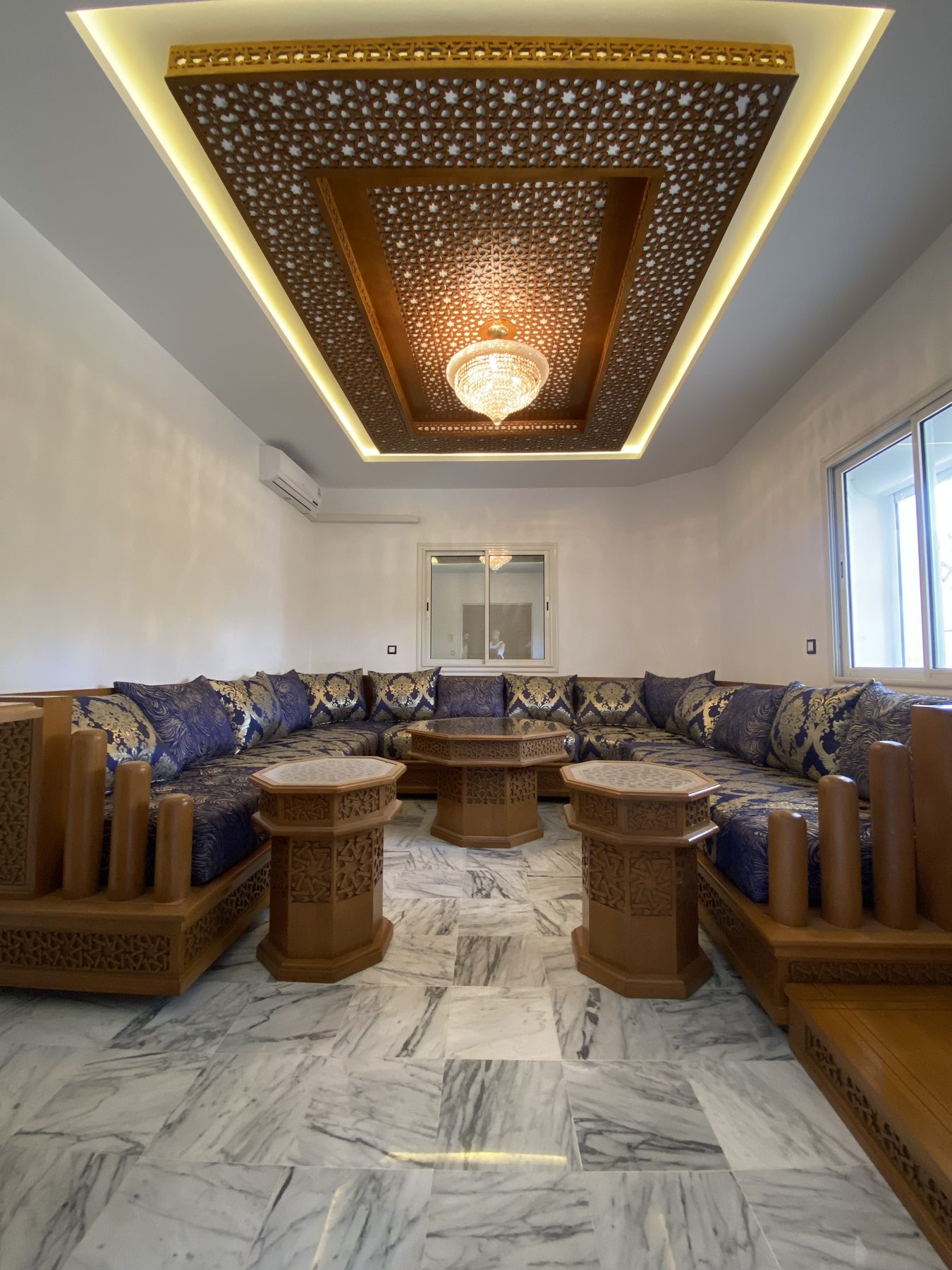 Salon marocain bleu et or avec banquettes et plafond sculpté