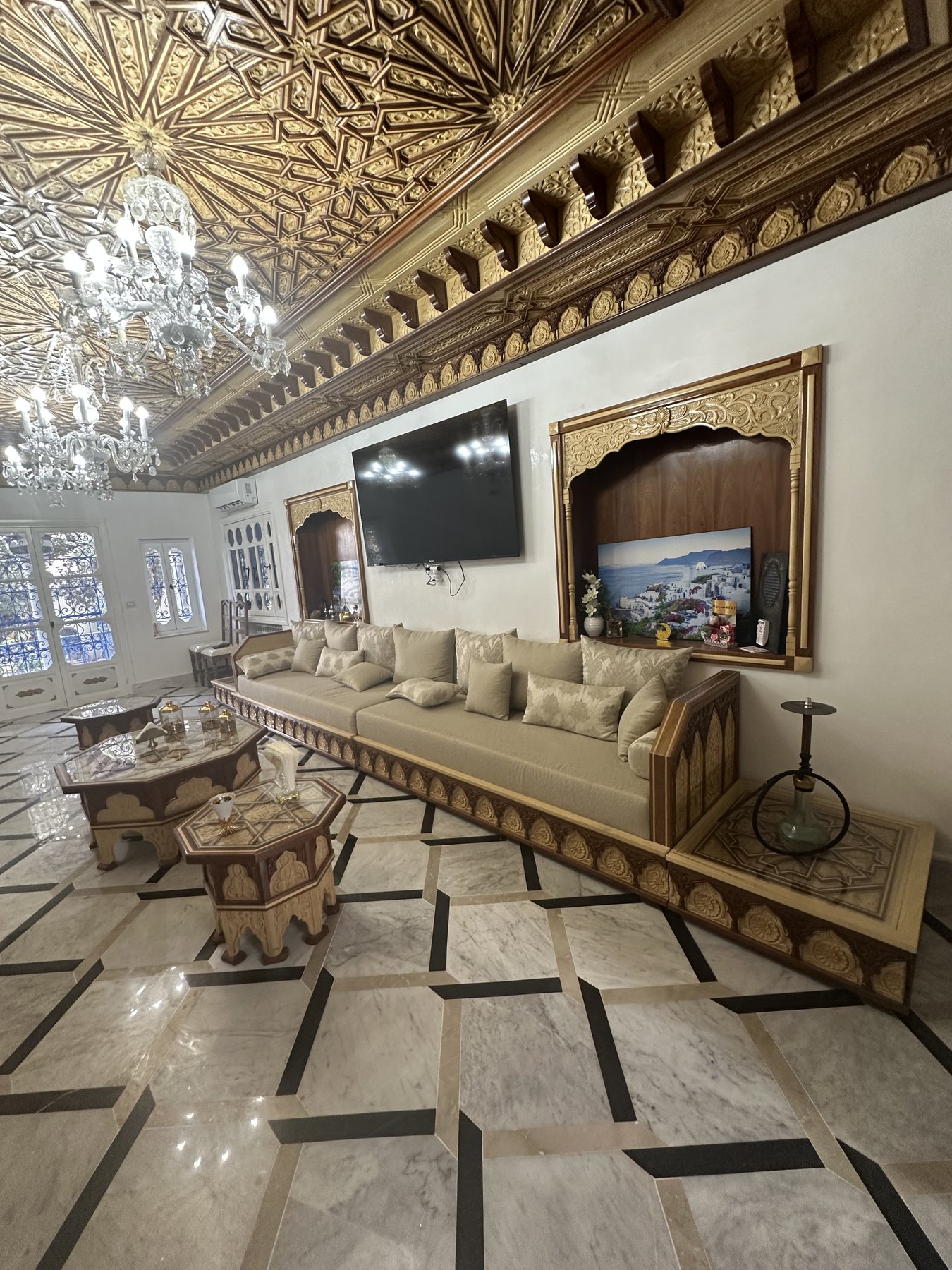 Boiseries du salon clair avec vue sur le plafond