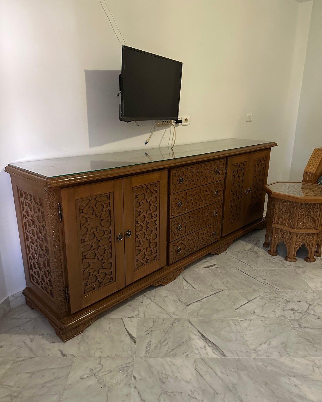 Meuble de télévision en bois sculpté et peint à la main